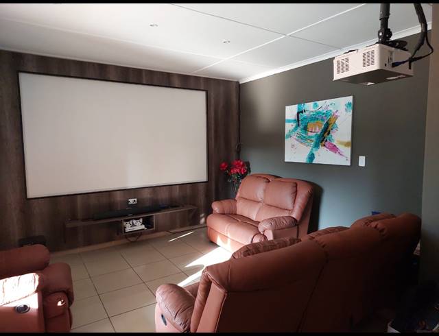 4 BEDROOM HOUSE FOR SALE IN MEER EN SEE